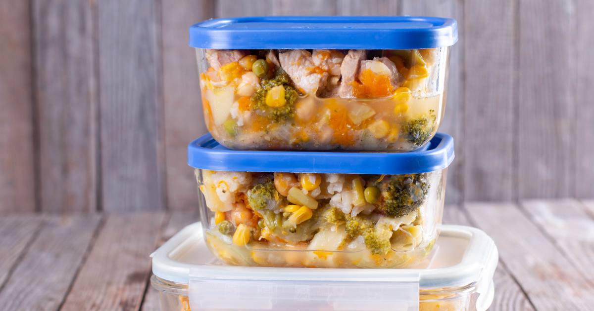 Jakich produktów nie należy przechowywać w plastikowych pojemnikach